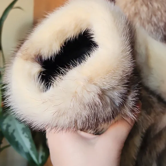 Luxurious Vintage Long Mink Fur Coat - Picture 6 of 6